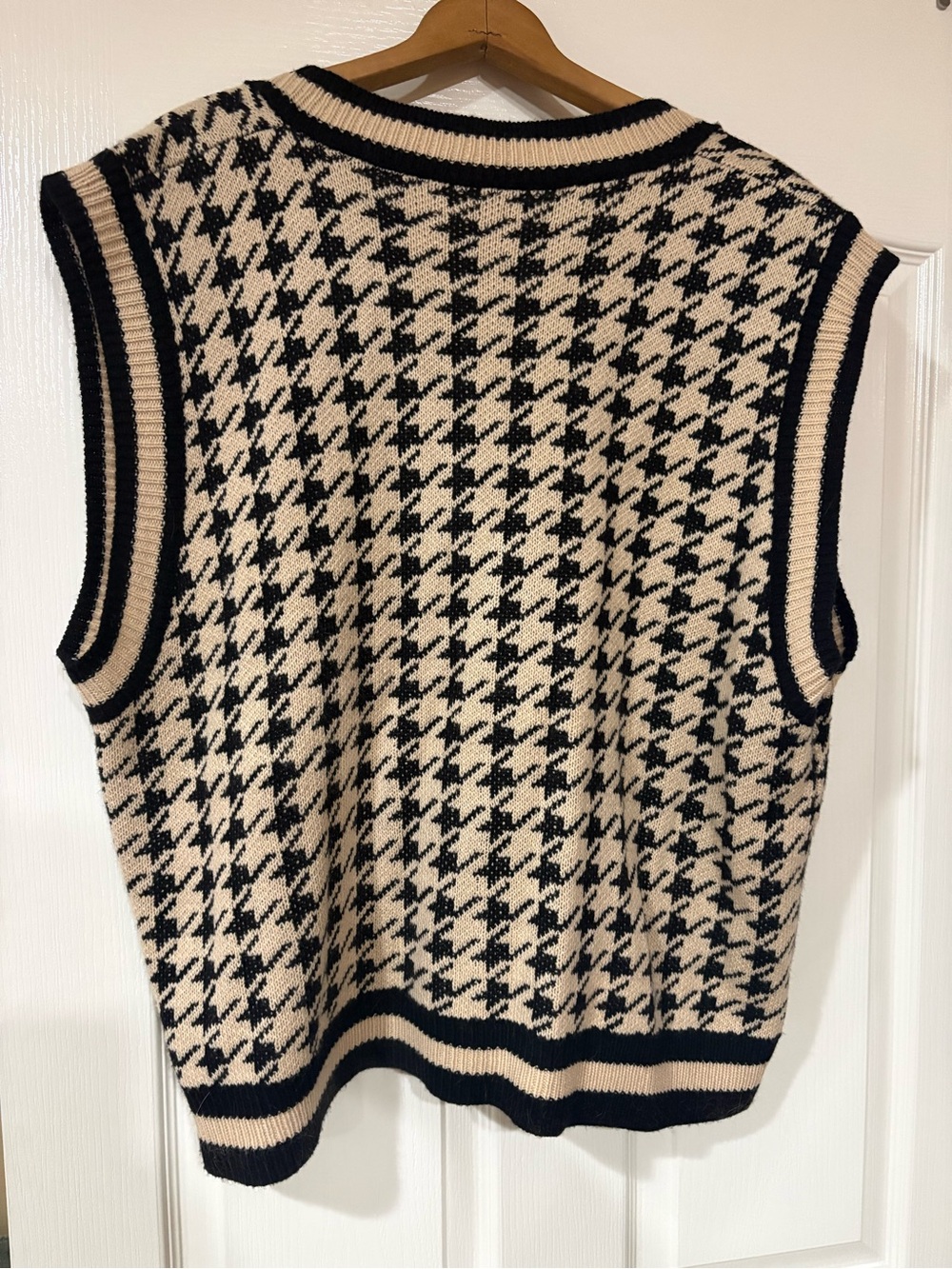 SHEIN Black & Cream Houndstooth V-Neck Sweater Vest - Picture 2 of 3